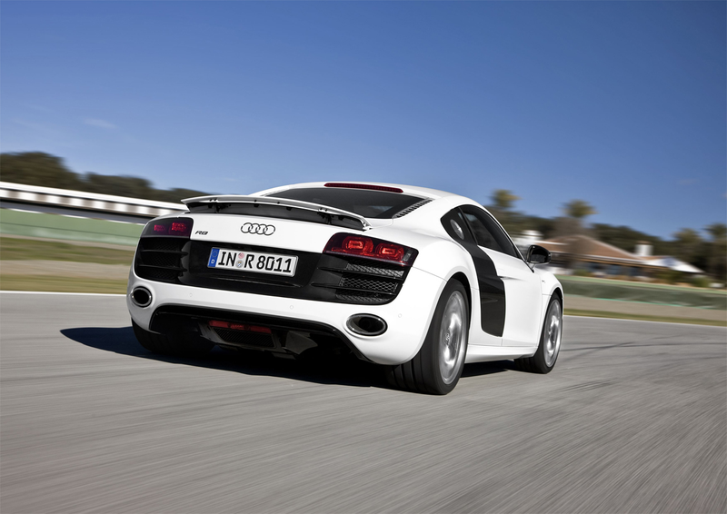 Illustration for article titled 2010 Audi R8 5.2 V10 Proves Ten Sounds Better Than Eight